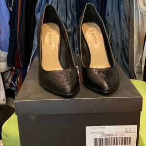 Just Fab Pebbled Black Pumo